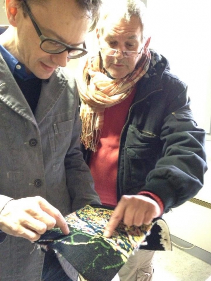 Mathieu Mercier mettant au point tissage de sa tapisserie avec Daniel Bayle, lissier de l'atelier Legoueix auteur de l'échantillon