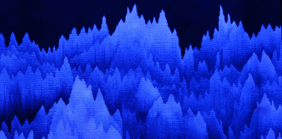 Panoramique polyphonique, Cécile Le Talec, detail of the inside of the weaving enlighted by black light